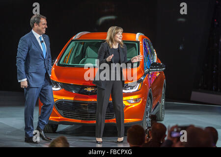 Detroit, Michigan - General Motors Chairman und CEO heiraten Barra und Executive Vice President Mark Reuss mit dem Chevrolet-Bolzen. Stockfoto