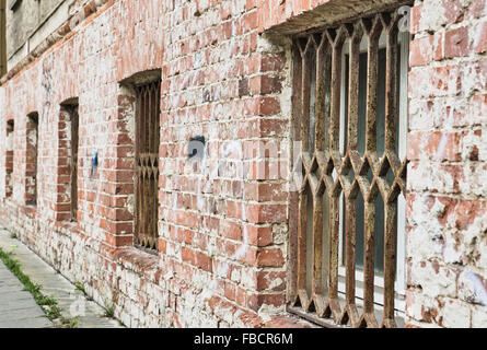 Rostige Gitter in der Wand ein verlassener Gebäude im ehemaligen Ost-Berlin Stockfoto