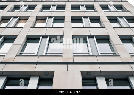 Teil der Fassade eines modernen Geschäftshauses in Deutschland Stockfoto