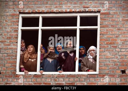 Srinagar, Indien. 14. Januar 2016. Kashmiri muslimische Frauen jammern während der Trauerzug von Owais Bashir Malik in Srinagar, die Sommerhauptstadt des indischen Kaschmir gesteuert. Proteste gewalttätig, nachdem die Schlitz Hals Leiche Owais im Peerbagh Bereich von Srinagar gefunden wurde. Polizei Griff auf Luftaufnahmen feuern und feuerte zahlreiche Tränengas-Granaten um wütende Menge verteilen. © Faisal Khan/Pacific Press/Alamy Live-Nachrichten Stockfoto