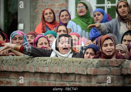 Srinagar, Indien. 14. Januar 2016. Kashmiri muslimische Frauen jammern während der Trauerzug von Owais Bashir Malik in Srinagar, die Sommerhauptstadt des indischen Kaschmir gesteuert. Proteste gewalttätig, nachdem die Schlitz Hals Leiche Owais im Peerbagh Bereich von Srinagar gefunden wurde. Polizei Griff auf Luftaufnahmen feuern und feuerte zahlreiche Tränengas-Granaten um wütende Menge verteilen. © Faisal Khan/Pacific Press/Alamy Live-Nachrichten Stockfoto