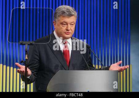 Kiew, Ukraine. 14. Januar 2016. Präsident der Ukraine Petro Poroschenko sieht die Beantwortung der Fragen von Journalisten bei seiner ersten Pressekonferenz im Jahr 2016. © Sergii Kharchenko/Pacific Press/Alamy Live-Nachrichten Stockfoto