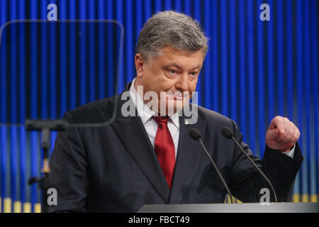 Kiew, Ukraine. 14. Januar 2016. Präsident der Ukraine Petro Poroschenko sieht die Beantwortung der Fragen von Journalisten bei seiner ersten Pressekonferenz im Jahr 2016. © Sergii Kharchenko/Pacific Press/Alamy Live-Nachrichten Stockfoto