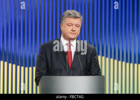 Kiew, Ukraine. 14. Januar 2016. Präsident der Ukraine Petro Poroschenko sieht die Beantwortung der Fragen von Journalisten bei seiner ersten Pressekonferenz im Jahr 2016. © Sergii Kharchenko/Pacific Press/Alamy Live-Nachrichten Stockfoto