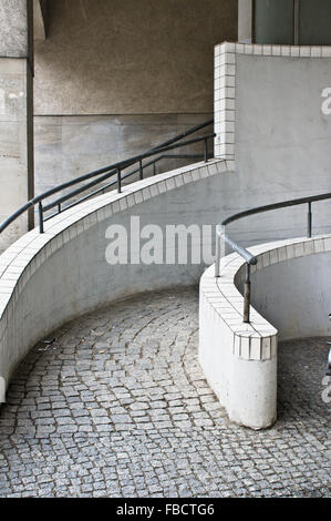 Ein Stein Rampe am Eingang eines Gebäudes in Deutschland Stockfoto