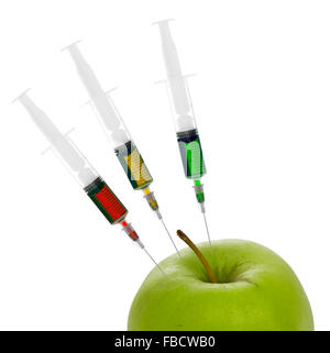 Apfel mit Spritzen, Chemikalien. Genetisch modifizierte oder Chemikalien in Lebensmitteln. Isoliert auf weiss. Stockfoto