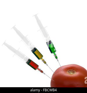 Tomate mit Spritzen, Chemikalien. Genetisch modifizierte oder Chemikalien in Lebensmitteln. Isoliert auf weiss. Stockfoto