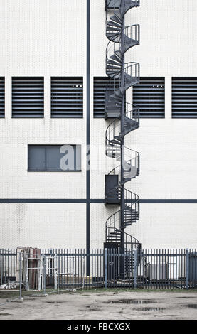 Teil einer großen Wendeltreppe an der Außenseite eines modernen Gebäudes Stockfoto