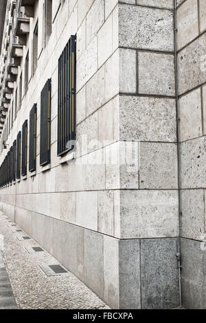 Teil des äußeren eines Steingebäudes mit Fenstergitter Stockfoto