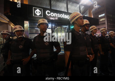 Sao Paulo, Brasilien. 14. Januar 2016. Polizisten bewachen vor einer beschädigten u-Bahnstation, während einer Protestaktion gegen die Transport-Tarif Wanderung in Sao Paulo, Brasilien, am 14. Januar 2016. Laut lokalen Presseberichten wurde der Protest gegen die ÖPNV-Tarif Wanderung in Sao Paulo, von Movimiento Passe Livre (Freizügigkeit Tarif) organisiert. © Rahel Patras/Xinhua/Alamy Live-Nachrichten Stockfoto