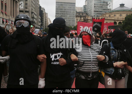 Sao Paulo, Brasilien. 14. Januar 2016. Demonstranten nehmen Teil an einer Protestkundgebung gegen die Transport-Tarif Wanderung in Sao Paulo, Brasilien, am 14. Januar 2016. Laut lokalen Presseberichten wurde der Protest gegen die ÖPNV-Tarif Wanderung in Sao Paulo, von Movimiento Passe Livre (Freizügigkeit Tarif) organisiert. © Rahel Patras/Xinhua/Alamy Live-Nachrichten Stockfoto