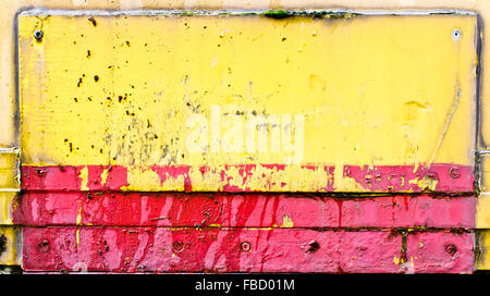 Gelb und rot lackierte Metalloberfläche als eine Hintergrundtextur Stockfoto