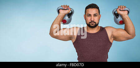 Zusammengesetztes Bild der muskulösen ernster Mann heben kettlebells Stockfoto