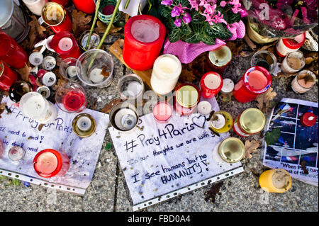 BERLIN, Deutschland - 23. November 2015: Hommagen an die Opfer der jüngsten Anschläge von Paris auf dem Bürgersteig in der Nähe der französischen Botschaft Stockfoto