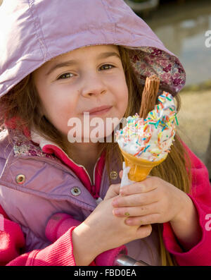 Kind, Mädchen, Eis essen Stockfoto