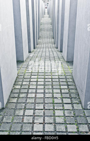 BERLIN, Deutschland - 23. November 2015: Große Betonblöcke an das Holocaust-Mahnmal in Berlin. Stockfoto