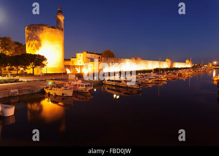 Wehrturm Tour de Constance mit Stadtmauern in der Nacht, Petite Camargue, Aigues-Mortes, Departement Gard, Languedoc-Roussillon Stockfoto