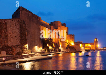 Château Royal und Notre-Dame-des-Anges Wehrkirche, Collioure, Département Pyrénées-Orientales, Languedoc-Roussillon Stockfoto