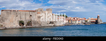 Château Royal und Notre-Dame-des-Anges Wehrkirche, Collioure, Département Pyrénées-Orientales, Languedoc-Roussillon Stockfoto