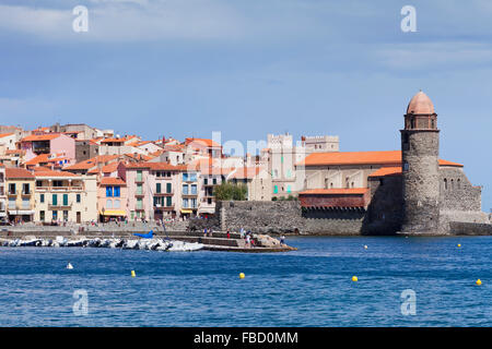 Befestigte Kirche Notre-Dame-des-Anges, Collioure, Département Pyrénées-Orientales, Languedoc-Roussillon, Südfrankreich Stockfoto