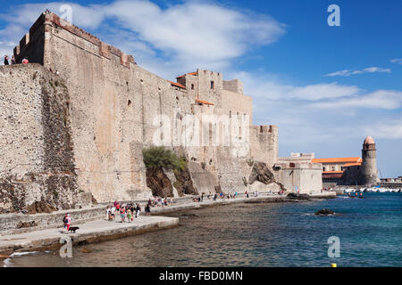 Château Royal und Notre-Dame-des-Anges Wehrkirche, Collioure, Languedoc-Roussillon, Südfrankreich, Frankreich Stockfoto