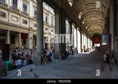 Florenz – 26. August 2014:Many Touristen schlendern in den Uffizien, in der Mitte der Streetart-Künstler oder th Stockfoto