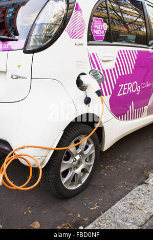 BERLIN, Deutschland - 23. November 2015: Ein Elektroauto aufgeladen in einer Straße. Stockfoto