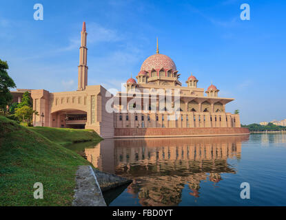 Putra Moschee befindet sich in der Stadt Putrajaya, Malaysia Stockfoto