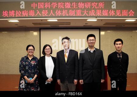 (160115)--Peking, 15. Januar 2016 (Xinhua)--Gao Fu (C), Forscher mit dem Institut für Mikrobiologie unter der chinesischen Akademie der Wissenschaften und chinesischen Center for Disease Control and Prevention und einige Mitglieder von seinem Forschungsteam Yan Jinghua (1. L), Wang Han (2 L), Shi Yi (2. R) und Song Jian (1. R), Pose für ein Gruppenfoto bei der Presse in Peking , Hauptstadt von China, 14. Januar 2016. Gaos Forschungsteam haben entdeckt, wie das Ebola-Virus tritt in Zellen und infiziert Menschen, markieren einen wichtigen Durchbruch im Kampf gegen das Virus nach dem tödlichen Ausbruch in Westafrika in Ma Stockfoto