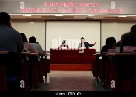 (160115)--Peking, 15. Januar 2016 (Xinhua)--Gao Fu (R, zurück), Wissenschaftler des Instituts für Mikrobiologie unter der chinesischen Akademie der Wissenschaften und Chinesisch Center for Disease Control and Prevention, spricht, wenn die Presse in Peking, Hauptstadt von China, 14. Januar 2016 treffen. Gaos Forschungsteam haben entdeckt, wie das Ebola-Virus tritt in Zellen und infiziert Menschen, markieren einen wichtigen Durchbruch im Kampf gegen das Virus nach dem tödlichen Ausbruch in Westafrika im März 2014. Die Forschung, veröffentlicht von der Fachzeitschrift "Cell", bietet eine theoretische Grundlage für die Prävention und contr Stockfoto