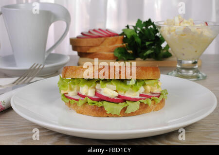 Ei-Sandwich mit Salat Radieschen unter Stockfoto