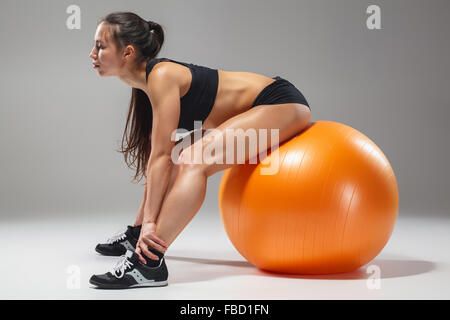 Jung, schön, Sport Mädchen Übungen auf einem fitball Stockfoto