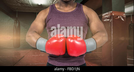 Zusammengesetztes Bild von Fit Mann mit Boxhandschuhen Stockfoto