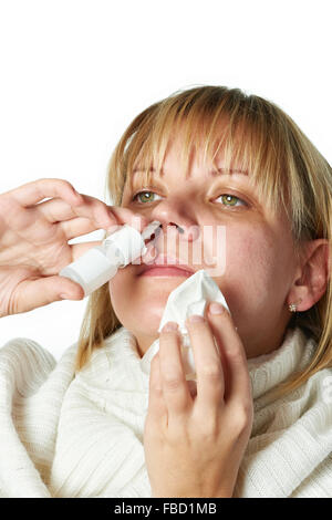 Kranken mit einer Rhinitis Frau tropfenden Nase Medizin isoliert auf weiss Stockfoto