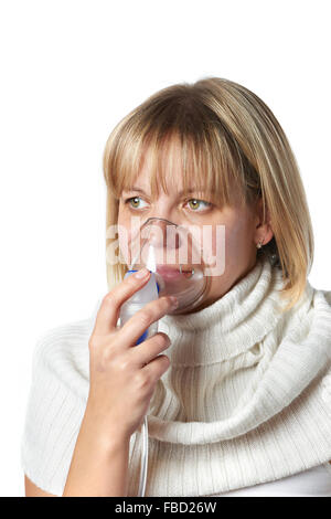Krank Husten Frau mit Inhalator Maske isoliert auf weiss Stockfoto