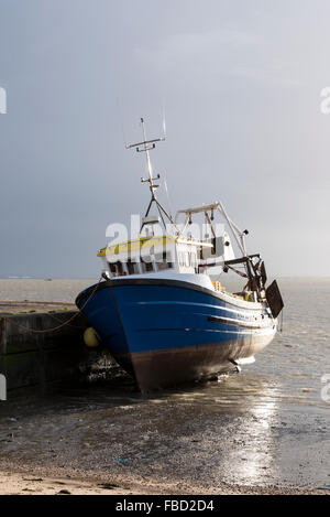 Ein Fischerboot vertäut am Kai bei Leigh on Sea, Essex Stockfoto
