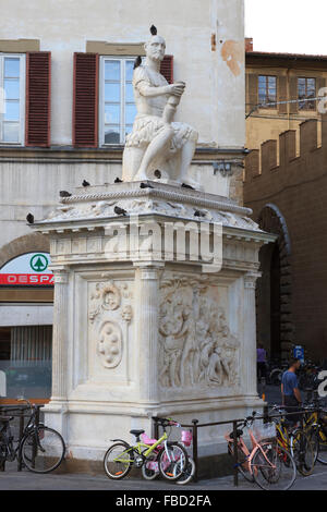 Statue von Ludovico di Giovanni de' Medici, als Giovanni Dalle Bande Nere, befindet sich auf der Piazza San Lorenzo, Florenz, Italien bekannt. Stockfoto