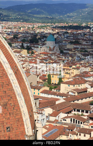 Kuppel der Kathedrale von Florenz mit dem Tempio Israelitico di Firenze (große Synagoge von Florenz) im Hintergrund. Stockfoto