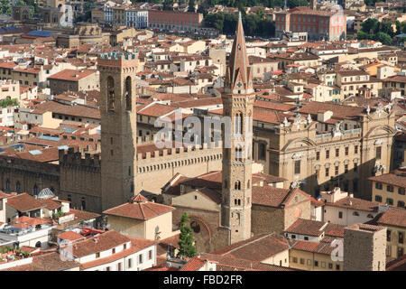 Badia Fiorentina und Museo Nazionale del Bargello in Florenz, Italien, vom Campanile di Giotto gesehen. Stockfoto