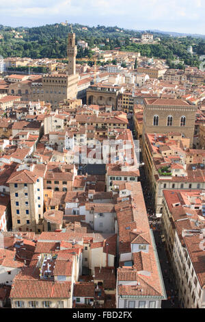 Blick von der Spitze des Campanile di Giotto, mit Blick auf den Palazzo Vecchio in Florenz, Italien. Stockfoto