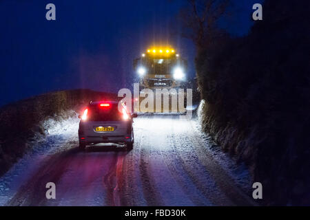 B4340, Ceredigion Wales, UK. 15. Januar 2015. Autos nicht auf den Hügel entlang der B4340 zu erhalten und Chaos für den Schnee Pflug, wie sie ihren Weg von Clearing über Nacht Schneefall blockieren. Credit: Ian Jones/Alamy leben Nachrichten Stockfoto