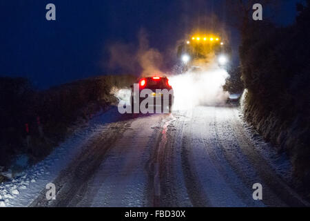 B4340, Ceredigion Wales, UK. 15. Januar 2015. Autos nicht auf den Hügel entlang der B4340 zu erhalten und Chaos für den Schnee Pflug, wie sie ihren Weg von Clearing über Nacht Schneefall blockieren. Credit: Ian Jones/Alamy leben Nachrichten Stockfoto