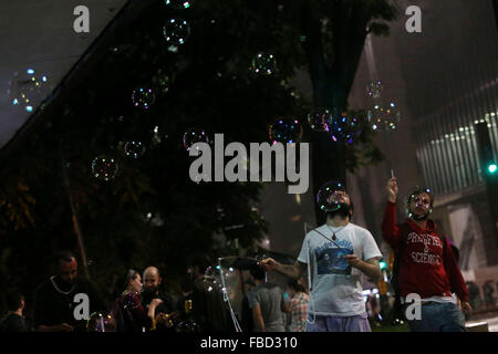 Sao Paulo, Brasilien. 14. Januar 2016. Bewohner spielen mit Seifenblasen in der Avenida Paulista, in Sao Paulo, Brasilien, am 14. Januar 2016. © Rahel Patras/Xinhua/Alamy Live-Nachrichten Stockfoto