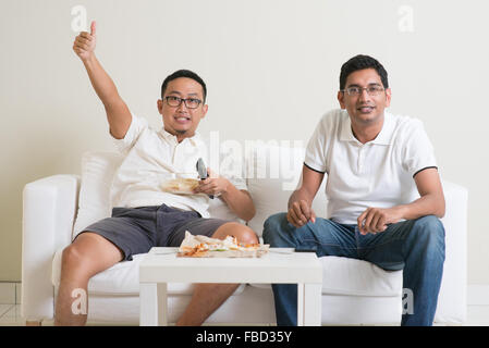 Freundschaft, Sport und Unterhaltung-Konzept. Glücklich männlichen Freunden Sport zusammen im Fernsehen zu Hause ansehen. Stockfoto