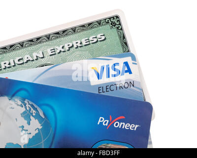 Closeup Studioaufnahme von Kreditkarten von American Express, VISA und Payoneer die drei Hauptmarken. Stockfoto