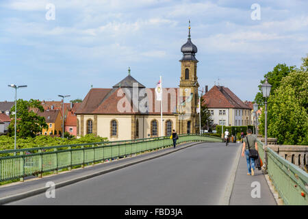 Alte Mainbrücke mit Kirche des Heiligen Kreuzes, Kitzingen, Bayern, Deutschland Stockfoto