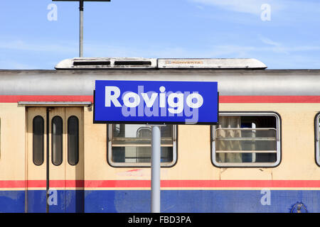 Melden Sie sich für Rovigo Bahnhof in Norditalien. Stockfoto