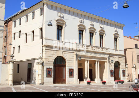 Societas MDCCCXIX Gebäude an der Piazza Giuseppe Garibaldi, Rovigo, Italien. Stockfoto