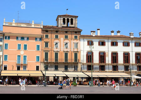 Piazza Brà, oft verkürzt zu Bra, ist die größte piazza in Verona, Italien. Stockfoto