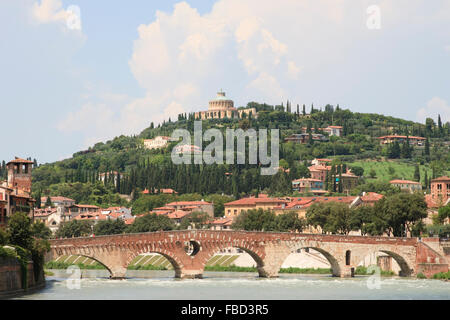 Ponte Pietra in Verona, Italien, mit Santuario Madonna Di Lourdes im Hintergrund. Stockfoto